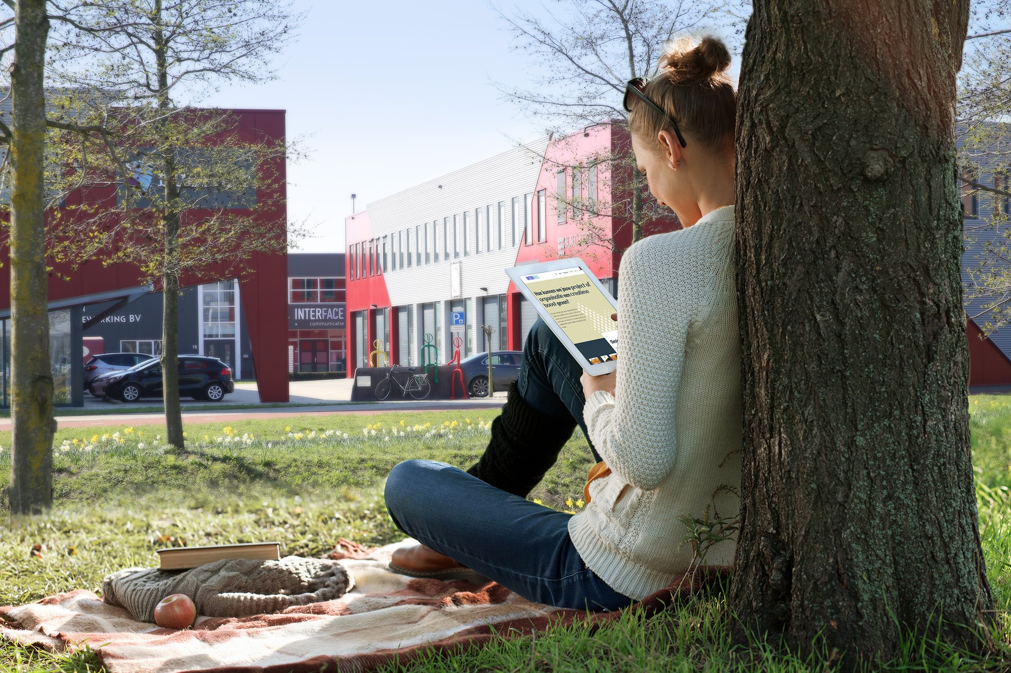 vrouwmettablet buiten2_web vrouwmettablet buiten2_web